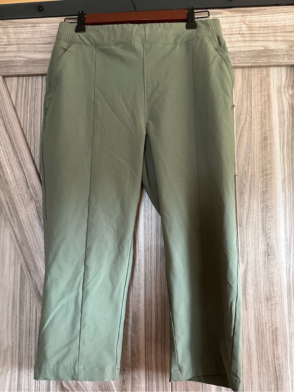 NWOT Columbia PFG Zipper Pocket Capri Pants Size Small Neutral Green